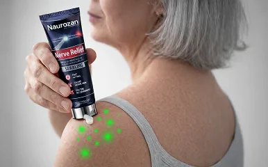 Kvinde, der påfører Naurozen creme på sin skulder