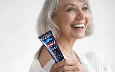 Smilende kvinde, der viser tuben med Naurozen creme frem med begge hænder